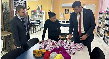 DEPREM BÖLGESİ İÇİN EL İŞİ ÖRGÜ ÖRÜYORLAR