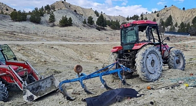Devrilen traktörün altında kalan sürücü hayatını kaybetti