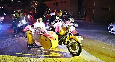Düğünlerine süsledikleri sepetli motosikletle gittiler
