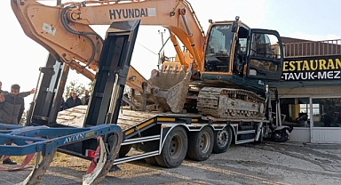 Hatay'da freni arızalanan tırın iş yerine girmesi sonucu sürücü yaralandı