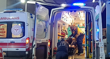İki otomobilin çarpıştığı kazada 2'si ağır 3 kişi yaralandı
