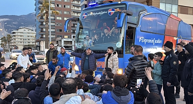 İskenderunspor, Meşalelerle Karşılandı