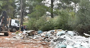 Ormanlık alana dökülen çöp ve moloz belediye ekiplerince temizlendi