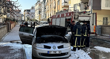Oto tamircisinin test sürüşü yaptığı otomobilde yangın çıktı
