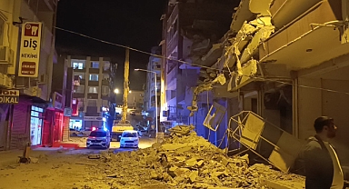 Ağır Hasarlı Bina Yıkılırken Yanındaki Yapıya Zarar Verdi