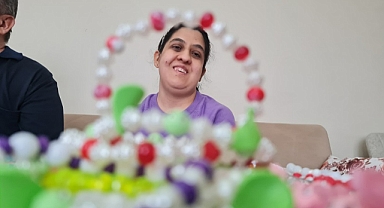 Engelli kadın boncuktan yaptığı takılarla el becerisi kazanıyor