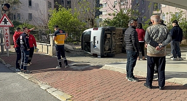 Hafif ticari aracın devrildiği kazada 2 kişi yaralandı
