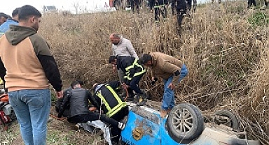 Hatay'da kanala devrilen taksinin sürücüsü hayatını kaybetti