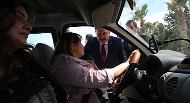 Hatay Valisi Masatlı, trafik denetimine katılarak sürücülerin bayramını kutladı