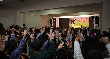 Minikler Hem Tiyatroya Hem Eğlenceye Doydu