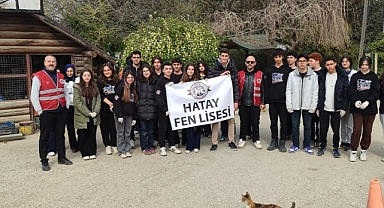 ÖĞRENCİLER SOKAK HAYVANLARINI BESLEDİ!