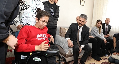 Sınıf arkadaşları yürüme engelli Sinem'e elektrikli sandalye hediye etti