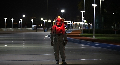 Tasarladığı astronot kıyafetiyle su tasarrufuna dikkati çekiyor