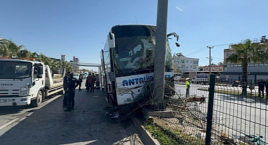 Yolcu otobüsünün refüjdeki ağaçlara çarptığı kazada 6 kişi yaralandı