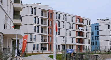DEPREMZEDE ÇİFTİN YENİ EV SEVİNCİ