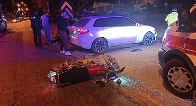 Otomobille Motosiklet Çarpıştı, 2 Kişi Yaralandı