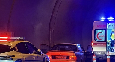 Tünelde iki otomobilin çarpıştığı kazada 7 kişi yaralandı