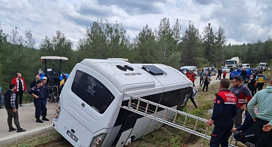 Yoldan çıkan ve devrilmemesi için traktörlere bağlanan midibüsteki 23 kişi kurtarıldı