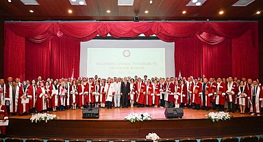 Başarılı Akademisyenlere Ödül, Yeni Unvanlara Cübbe