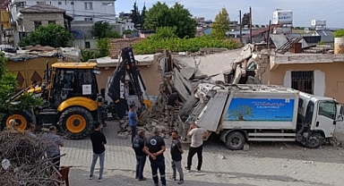 Çöp Kamyonu Metruk Eve Çarptı