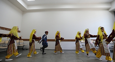 Depremzede öğrenciler yeni okullarında açılan kurslarla sosyalleşiyor