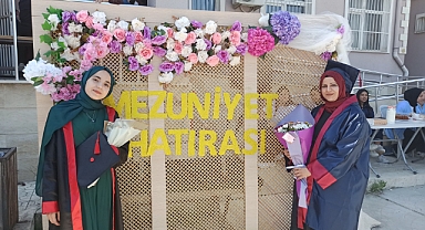 Kızıyla Aynı Anda Mezuniyet Coşkusunu Yaşadı