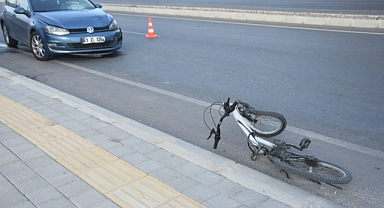 Otomobilin çarptığı bisikletli çocuk ağır yaralandı