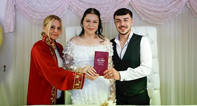 Özel tarihte evlenmek isteyenler nikah dairesinde yoğunluk oluşturdu