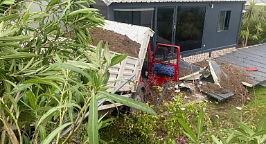 Prefabrik ofise çarpan kamyonet sürücüsü yaralandı