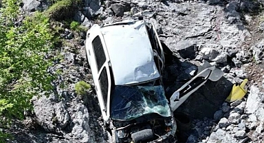 Uçuruma devrilen otomobildeki 1 kişi öldü, 1 kişi yaralandı