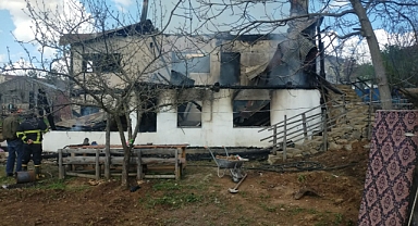 Yangında iki katlı ev kullanılamaz hale geldi