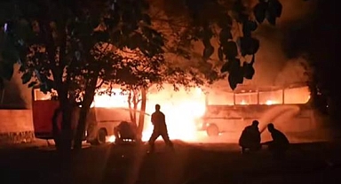 2 Midibüs Alevlere Teslim Oldu