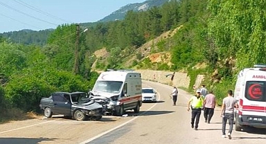 Ambulansla çarpışan otomobildeki 1 kişi öldü, 1 kişi yaralandı