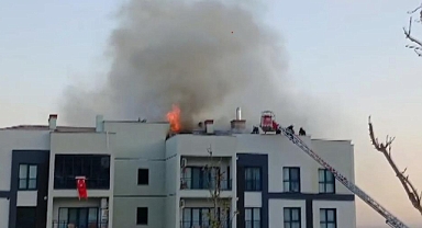 Apartmanın çatısında çıkan yangın paniğe neden oldu