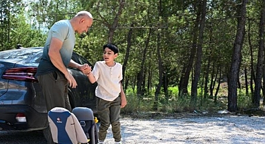 Dağcı baba sırt çantasında taşıdığı engelli oğluyla sarp arazilerde yürüyor