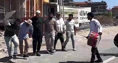 Deprem konutlarının inşasında çalışan işçilere yapılan davullu zurnalı sürpriz ilgi odağı oldu