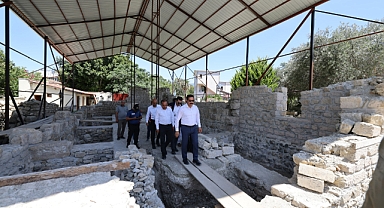 Depremde kısmen yıkılan tarihi kilisenin restorasyonu sürüyor