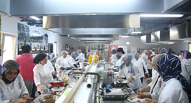 Depremzede Kadınlar Ulusal Ve Uluslararası Yemekleri Öğreniyor