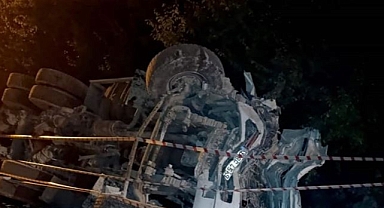 Eve çarparak devrilen hafriyat kamyonunun sürücü yaşamını yitirdi