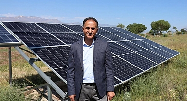 GÜNEŞ ENERJİSİYLE MEYVE YETİŞTİRİYOR