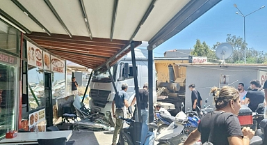 Hatay’da kamyon dükkanlara daldı