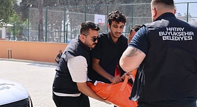 Hatay'da ortopedik rahatsızlığı bulunan adayı belediye ekipleri sınav merkezine götürdü