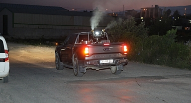 HBB, DEFNE'DE SİNEKLERLE MÜCADELEDE HIZ KESMİYOR