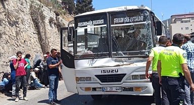 İşçi Servisi Tıra Arkadan Çarptı; 2 kişi yaralandı