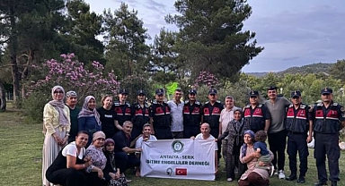 İşitme Engelliler Derneği üyelerinden jandarma ekibine sürpriz etkinlik