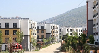 İskenderun'da depremde evini kaybedenler Kurban Bayramı'na yeni yuvalarında girdi