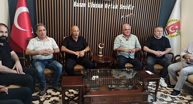 İSKENDERUN ENGELLİLER BELEDİYE ÇATISINA GİRDİ