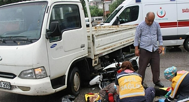 Kamyonet ile motosiklet çarpıştı, motosiklet sürücüsü yaralandı
