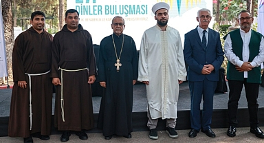 Müslüman ve Hristiyan din adamları birlikte dua etti