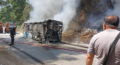 Otobüste başlayıp ormana sıçrayan yangın söndürüldü